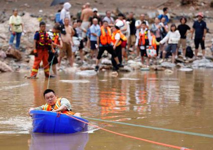 بكين: 30 قتيلا وإجلاء أكثر من 80 ألف شخص جراء الأمطار الغزيرة