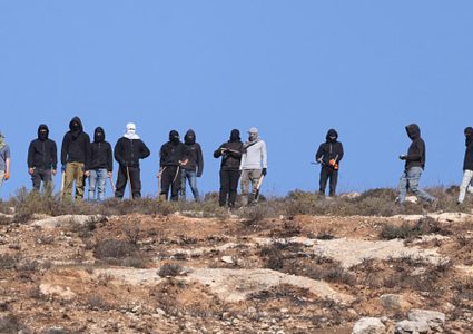 مستوطنون يوسعون بؤرة استيطانية في دير نظام شمال غرب رام الله