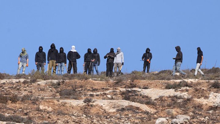 مستوطنون يوسعون بؤرة استيطانية في دير نظام شمال غرب رام الله
