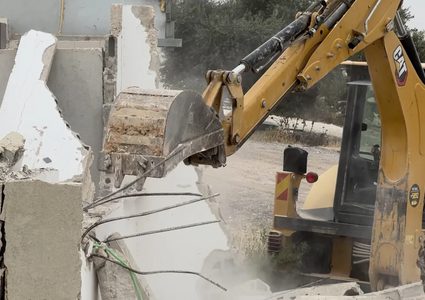 الاحتلال يهدم منشأة سكنية ومغسلة وسورا في بلدة سلوان