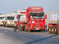 20 شاحنة مساعدات إماراتية تدخل كرم أبو سالم تمهيدًا للوصول إلى غزة