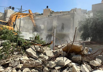 الاحتلال يهدم منزلا وعددا من المنشآت التجارية في إذنا غرب الخليل