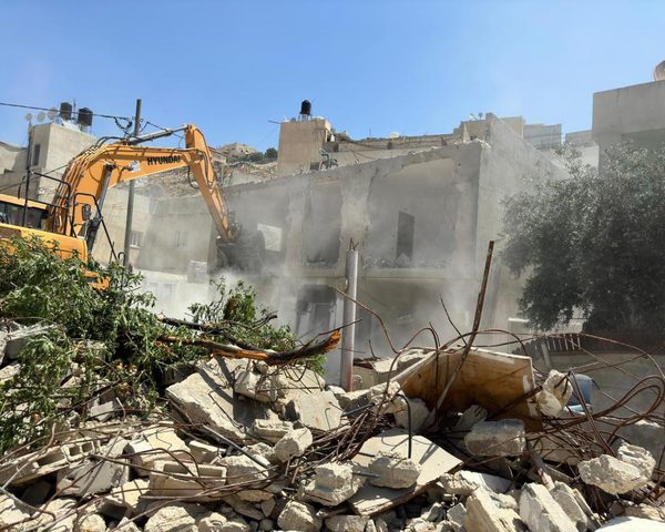 الاحتلال يهدم منزلا وعددا من المنشآت التجارية في إذنا غرب الخليل
