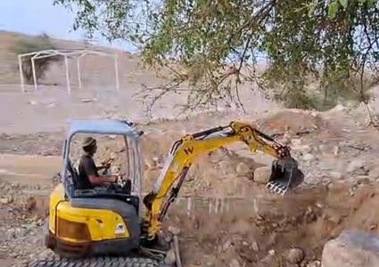 مستوطنون يجرفون أراضي في شلال العوجا شمال أريحا