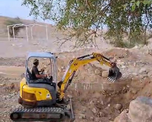 مستوطنون يجرفون أراضي في شلال العوجا شمال أريحا