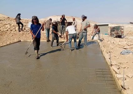 مستوطنون يوسعون بؤرة استيطانية في قرية شلال العوجا شمال أريحا