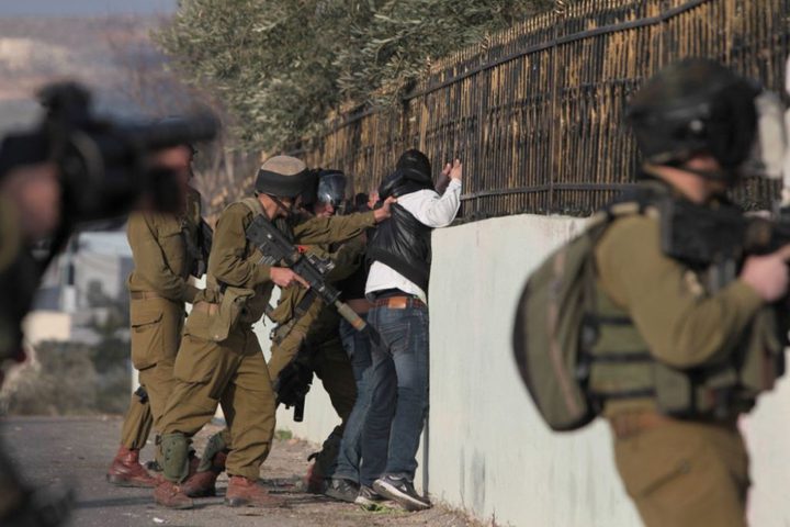 الاحتلال يعتقل مواطنين ويعتدي بالضرب على ثالث في طولكرم