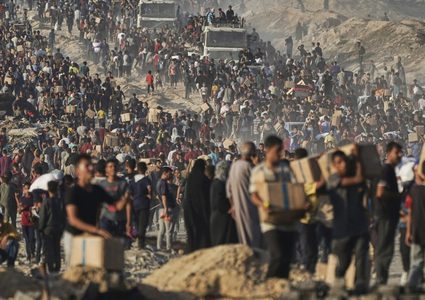 عشرات الشهداء والجرحى والأغلبية قرب مراكز المساعدات في اليوم 137 لعودة الحرب