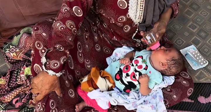 بسبب المجاعة أمهات فلسطينيات يلجأن لوسائل خطرة لإطعام أطفالهن الرضّع في غزة