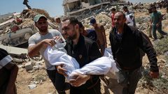 عشرات الشهداء في غارات الاحتلال على  القطاع .. المجاعة تلتهم الأطفال