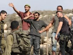 مستعمرون يقتحمون قرية برقة