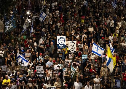 عائلات الأسرى الإسرائيليين بغزة: توسيع الحرب يحكم بالموت على أبنائنا