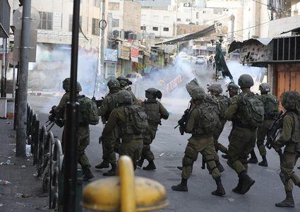 إصابات بالاختناق عقب اقتحام الاحتلال وسط الخليل