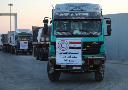 شاحنات المساعدات الإنسانية تتحرك من مصر باتجاه قطاع غزة