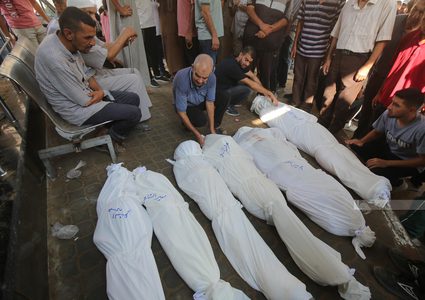 14 شهيدا أغلبهم من منتظري المساعدات برصاص وقصف الاحتلال أنحاء متفرقة في قطاع غزة