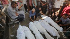 14 شهيدا أغلبهم من منتظري المساعدات برصاص وقصف الاحتلال أنحاء متفرقة في قطاع غزة