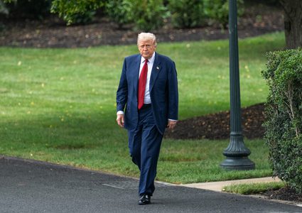 "بلومبرغ": مكتب التحقيقات الفيدرالي أخفى اسم ترامب في وثائق قضية إبستين