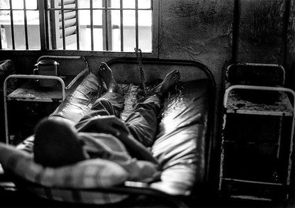 شهادات أسرى النقب: إهمال طبي ومعاملة مهينة في ظروف قاسية