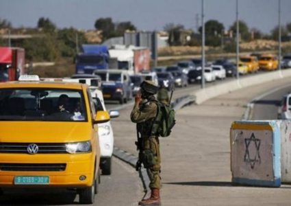 الاحتلال ينكل بالمواطنين قرب مدخل سلفيت الشمالي ويسرق مبالغ مالية