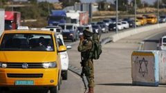 الاحتلال ينكل بالمواطنين قرب مدخل سلفيت الشمالي ويسرق مبالغ مالية