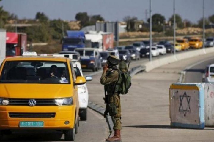 الاحتلال ينكل بالمواطنين قرب مدخل سلفيت الشمالي ويسرق مبالغ مالية