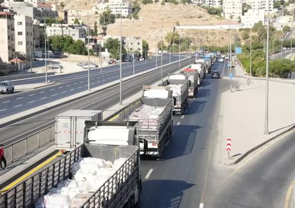 38 شاحنة مساعدات أردنية تدخل غزة عبر جسر الملك الحسين