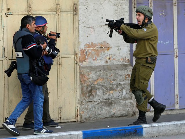 الاحتلال يعتدي على صحفيين ويتسبب في اندلاع حريق في رافات شمال القدس