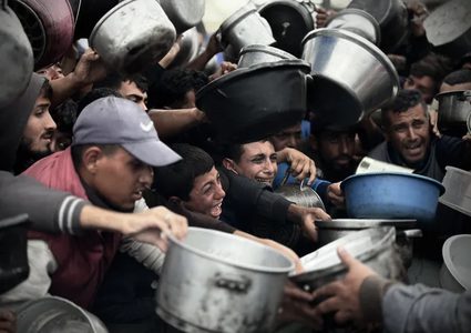 5 شهداء و7 إصابات في استهداف طيران الاحتلال فرق تأمين المساعدات شمال غزة