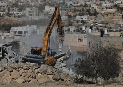 الاحتلال يجبر مقدسيا على هدم منزله في بلدة صورباهر جنوب القدس المحتلة