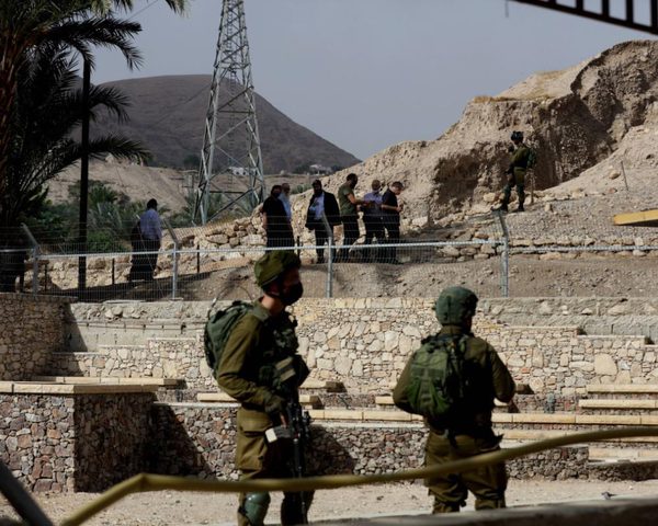 مستوطنون يقتحمون شلال العوجا شمال أريحا برفقة أغنامهم