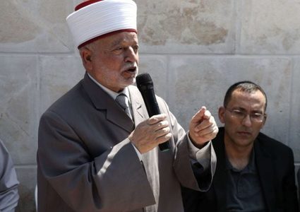 إسرائيل تبعد مفتي القدس عن المسجد الأقصى لمدة 6 أشهر