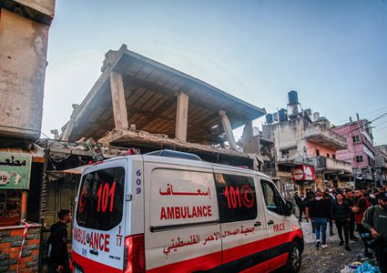 قوات الاحتلال تقصف مقر الهلال الأحمر في خان يونس