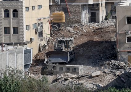 الاحتلال يشرع بعمليات هدم قرب مخيم الجلزون
