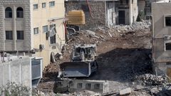 الاحتلال يشرع بعمليات هدم قرب مخيم الجلزون