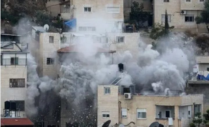 الاحتلال يفجر منزلا في حي أبو كتيلة بالخليل