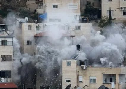الاحتلال يفجر منزلا في حي أبو كتيلة بالخليل