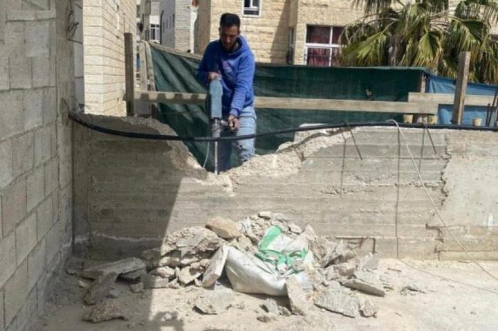 الاحتلال يجبر مقدسيا على هدم منزله في بلدة صور باهر جنوب القدس