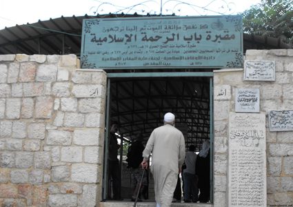 مستعمرون يقتحمون مقبرة باب الرحمة قرب المسجد الأقصى