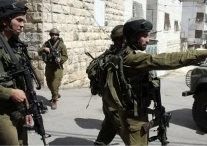 الاحتلال يفتش منازل جنوب قلقيلية