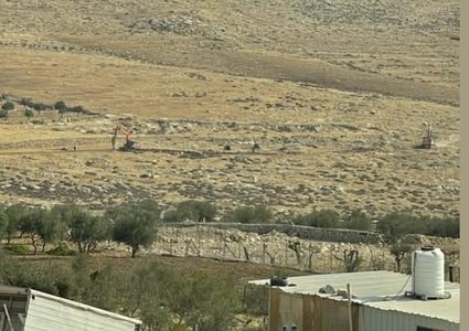 الاحتلال يبدأ بشق شارع استيطاني في حزما شمال شرق القدس