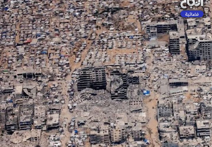 صور جوية تكشف الدمار الهائل جراء الإبادة الجماعية المستمرة في قطاع غزة، وتحول شاطئ البحر إلى مخيمات للنازحين بعد تدمير الاحتلال لمنازلهم.