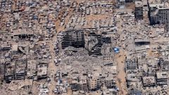 صور جوية تكشف الدمار الهائل جراء الإبادة الجماعية المستمرة في قطاع غزة، وتحول شاطئ البحر إلى مخيمات للنازحين بعد تدمير الاحتلال لمنازلهم.