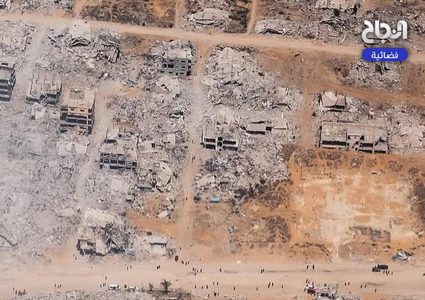 صور جوية تكشف الدمار الهائل جراء الإبادة الجماعية المستمرة في قطاع غزة، وتحول شاطئ البحر إلى مخيمات للنازحين بعد تدمير الاحتلال لمنازلهم.