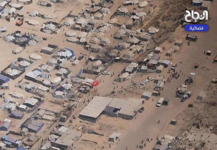 صور جوية تكشف الدمار الهائل جراء الإبادة الجماعية المستمرة في قطاع غزة، وتحول شاطئ البحر إلى مخيمات للنازحين بعد تدمير الاحتلال لمنازلهم.