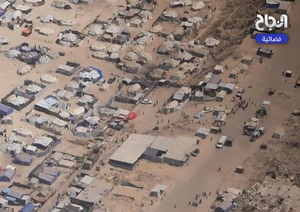 صور جوية تكشف الدمار الهائل جراء الإبادة الجماعية المستمرة في قطاع غزة، وتحول شاطئ البحر إلى مخيمات للنازحين بعد تدمير الاحتلال لمنازلهم.