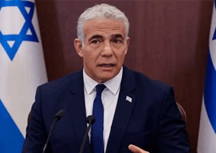 يائير لابيد يؤيد دعوة عائلات المحتجزين للإضراب الأحد