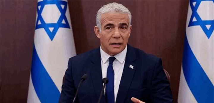 يائير لابيد يؤيد دعوة عائلات المحتجزين للإضراب الأحد