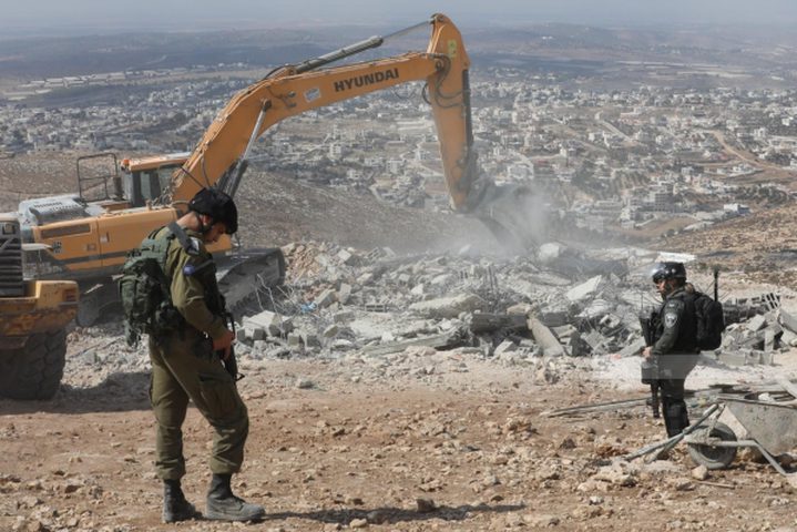 الاحتلال يهدم كوخا وسورا في قرية قلنديا شمال غرب القدس