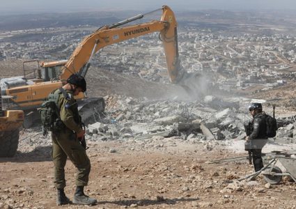 الاحتلال يهدم كوخا وسورا في قرية قلنديا شمال غرب القدس