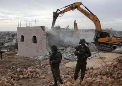 الاحتلال يخطر بهدم 13 منشأة في العيزرية جنوب شرق القدس